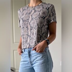 Aritzia Babaton Everyday Baby T-Shirt
Shrunk crew-neck t-shirt Python Print